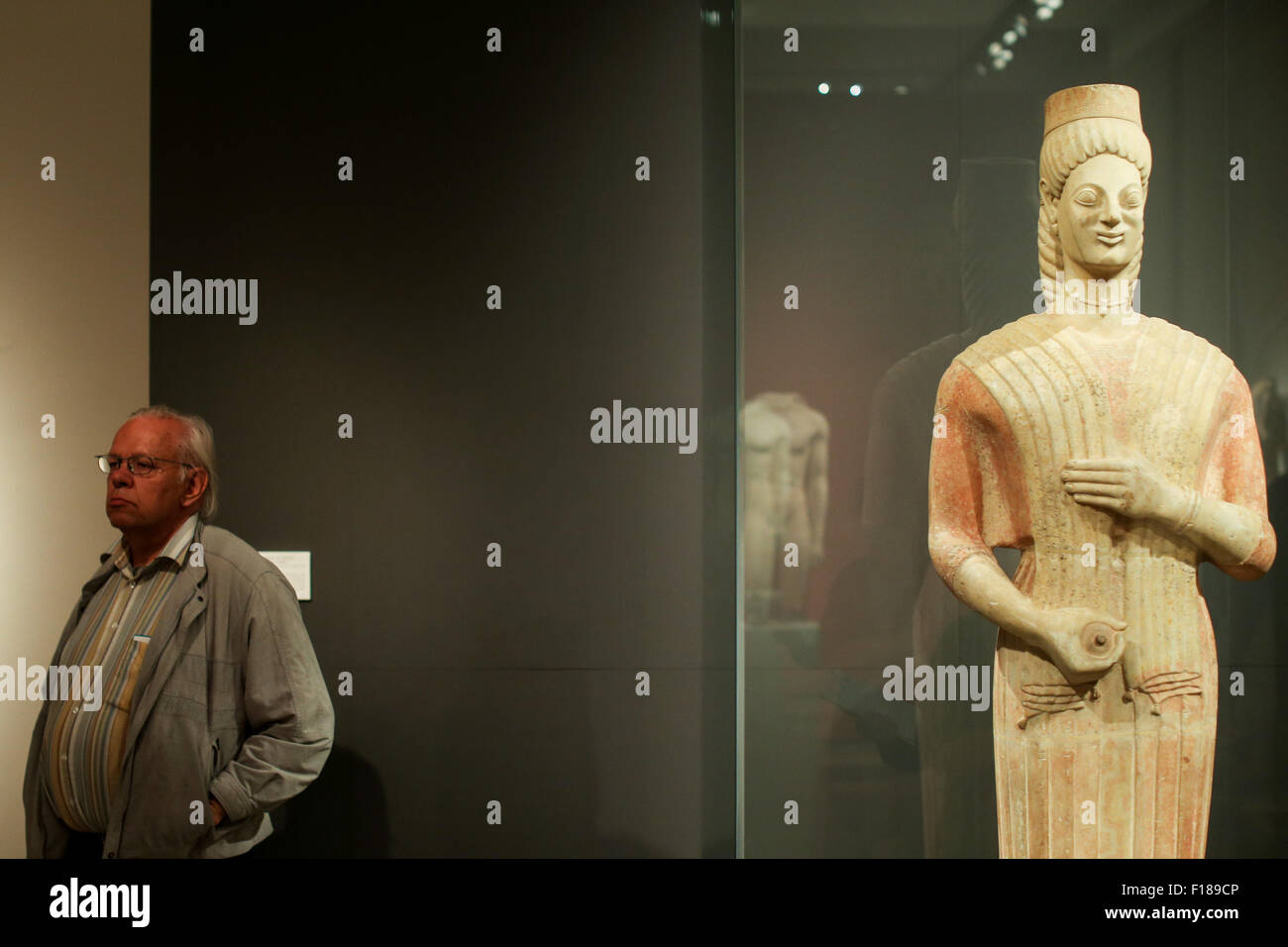 Berlin, Deutschland. 29. August 2015. Ein Mann besucht das alte Museum während der jährlichen "langen Nacht der Museen" in Berlin, Deutschland, am 29. August 2015. Siebenundsiebzig Museen aus Berlin nahmen an jährliche Kulturveranstaltung der Stadt am Samstag, die für die Öffentlichkeit vom Samstag Abend bis 02:00 Sonntag offen bleiben wird. © Zhang Fan/Xinhua/Alamy Live-Nachrichten Stockfoto