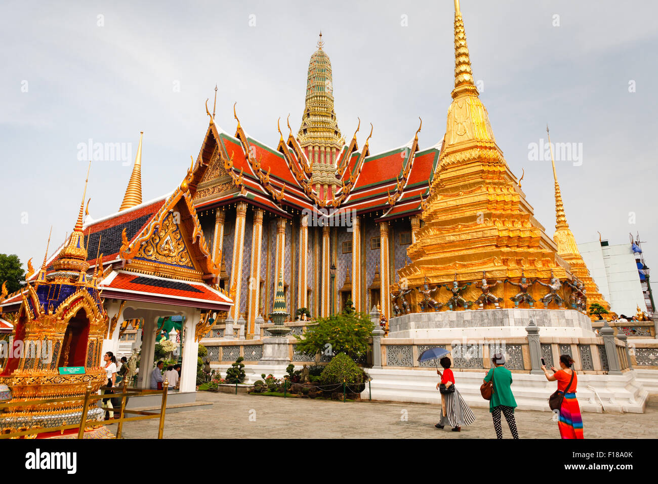 Pagode und Chedi im Grand Palace Komplex in Bangkok, Thailand. Stockfoto