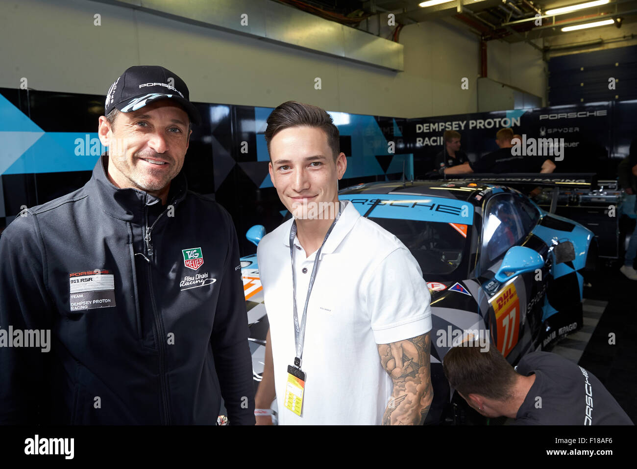 Nürburgring, Nuerburg, Deutschland. 29. August 2015. Schauspieler und Amateur-Rennfahrer Patrick Dempsey spricht mit Turnerin Marcel Nguyen (R) im Feld vor der Qualifikation der WEC sechs-Stunden-Rennen am Nürburgring, Nuerburg, Deutschland, 29. August 2015. Foto: THOMAS FREY/Dpa/Alamy Live News Stockfoto