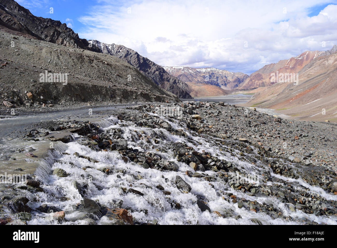 Himalaya-Berge schwere Himalaya Bäche Wasser gebrochene Straßen in Leh Ladakh Highway in Kaschmir Indien Stockfoto