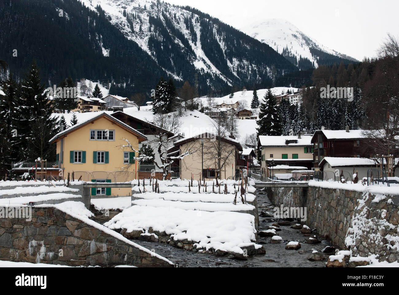 Häuser in das malerische Skigebiet Klosters, Schweiz Stockfoto