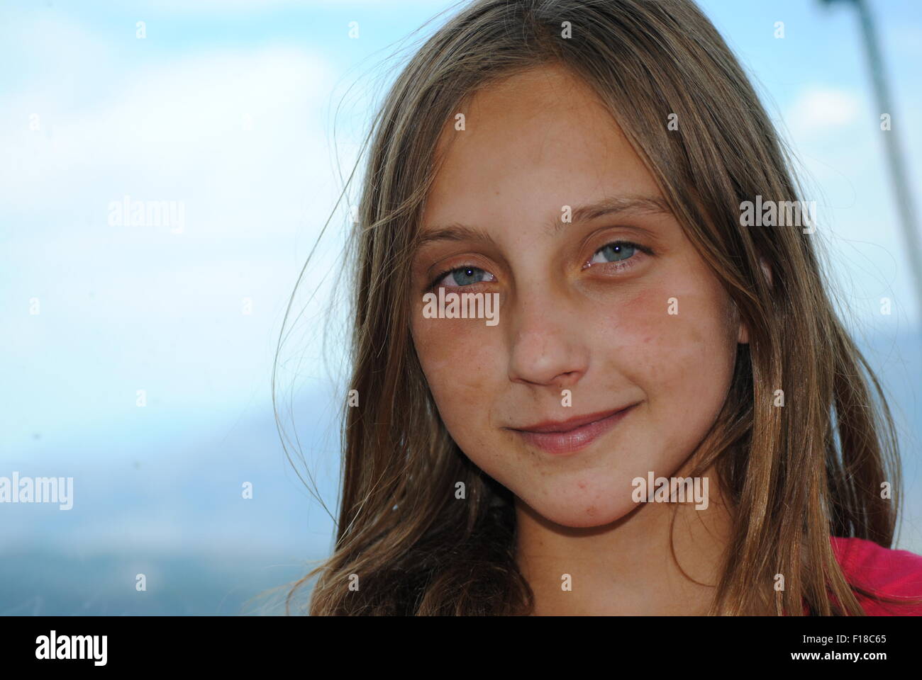 Junges Mädchen mit schönen blauen Augen Stockfoto