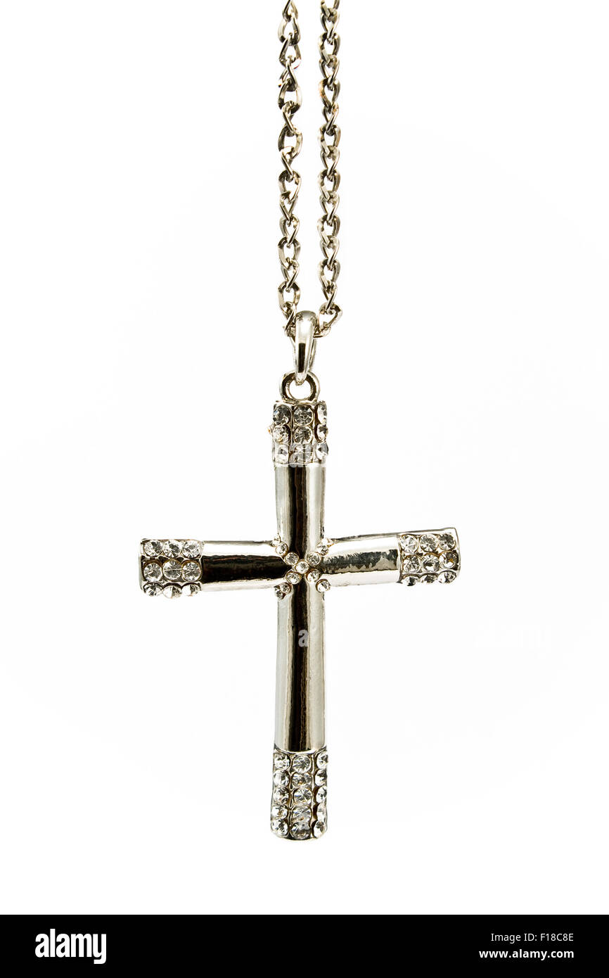 Silberne christliche Kreuz mit kleinen Diamanten, isoliert auf weiss Stockfoto