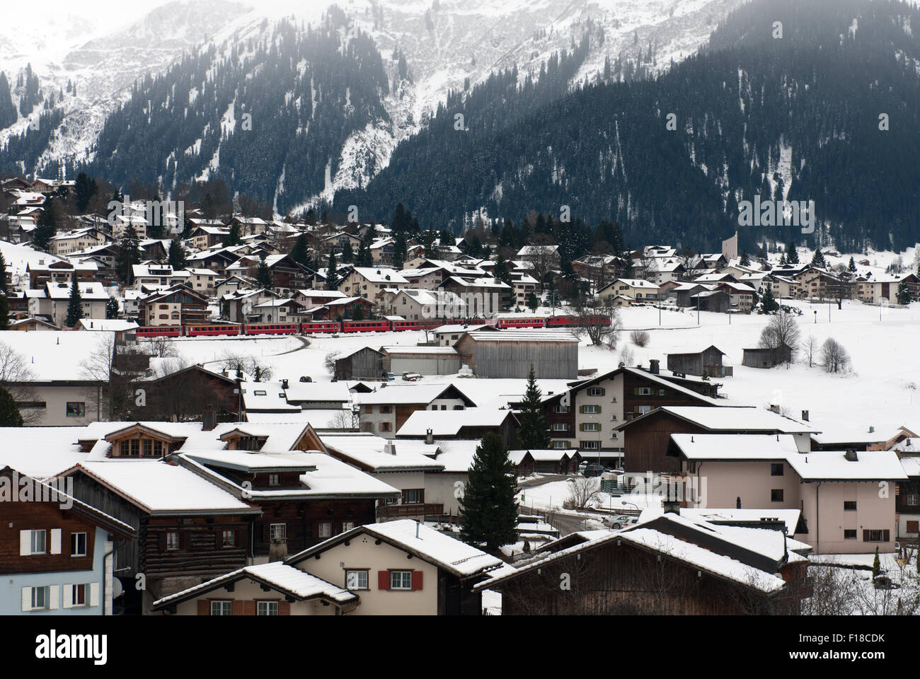 Ein Personenzug am Rande der alpinen Skigebiet des Klosters in der Schweiz Stockfoto