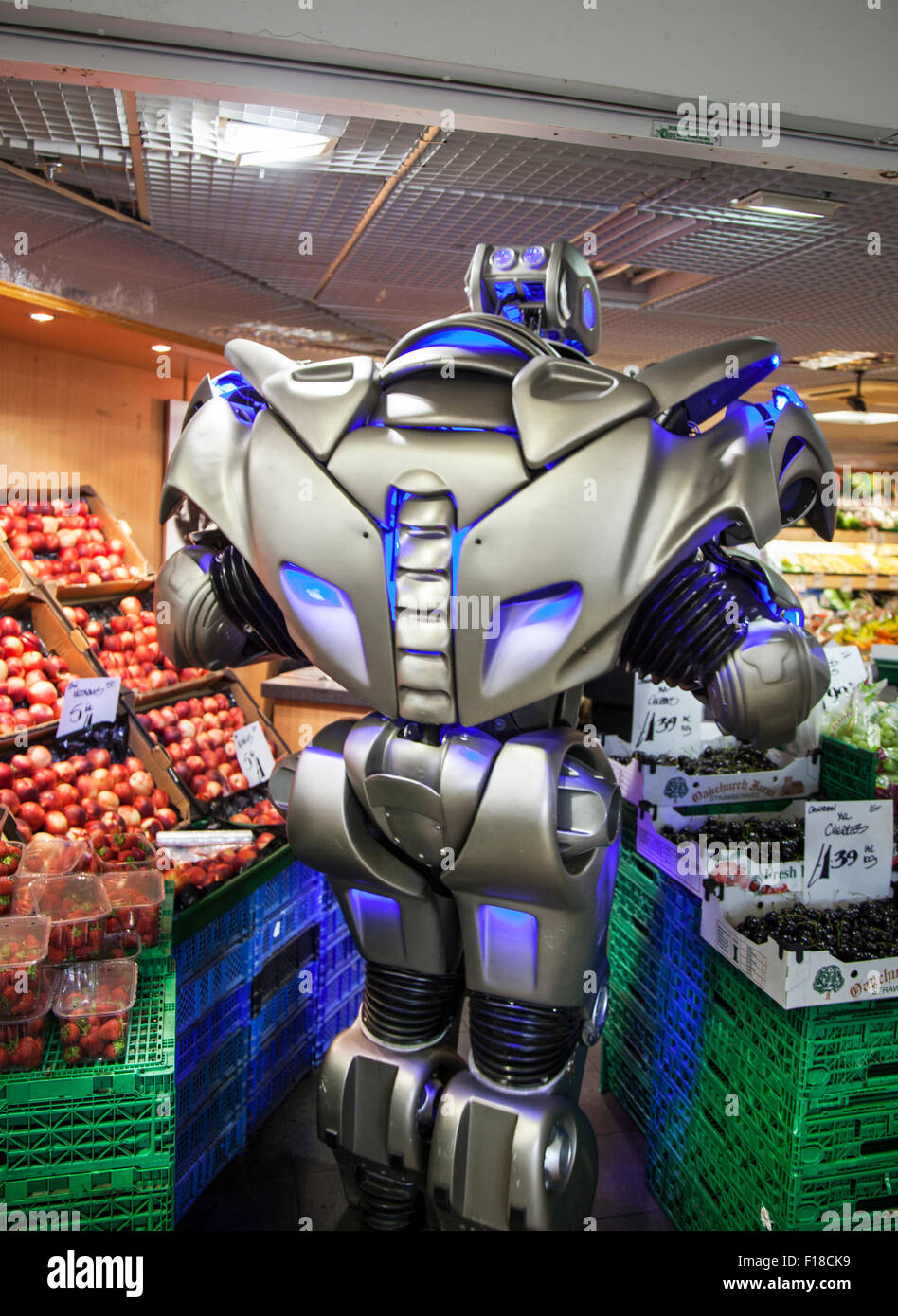 Preston, Lancashire, 29. August 2015. Schließen Enncounter als EXO Titan der Roboter visits St George's Center. Titan der Roboter die Bühne Name einer Kostüm von Cyberstein Robots Ltd. im Jahr 2004 erstellt wurde, ist es Metall Kostüm getragen nicht ein exoskelett. Der Roboter Kostüm ist ca. 2,4 m (7,9 ft.) hoch und 60 kg (9.4) und steigt auf 350 kg (55) Einschließlich der Warenkorb Sie reitet auf Ausrüstung und. Das Gesicht sieht aus wie ein Schädel, und einige haben es sogar an einen Transformator im Vergleich. Stockfoto