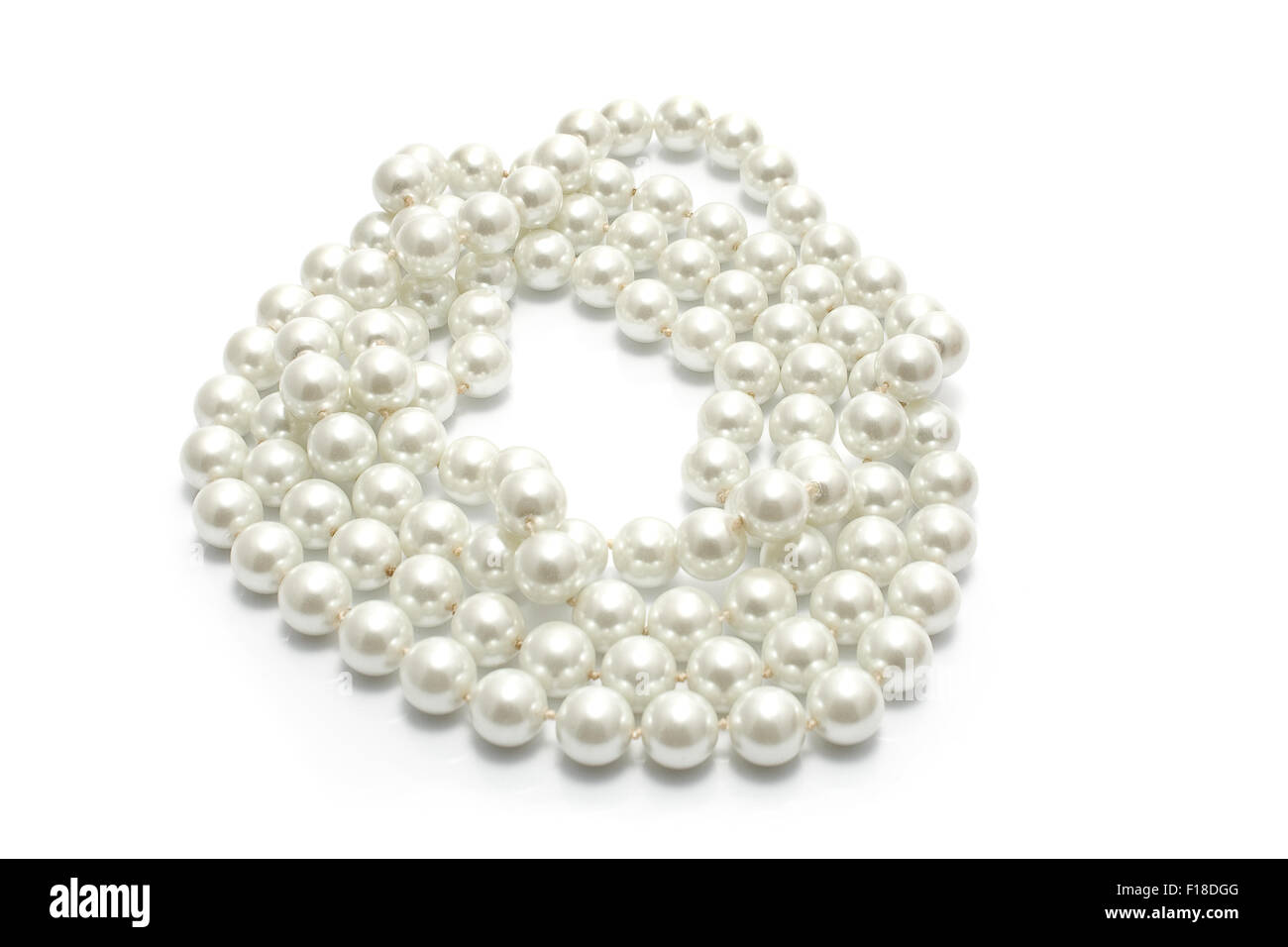 Perlenkette, isoliert auf weiss Stockfoto