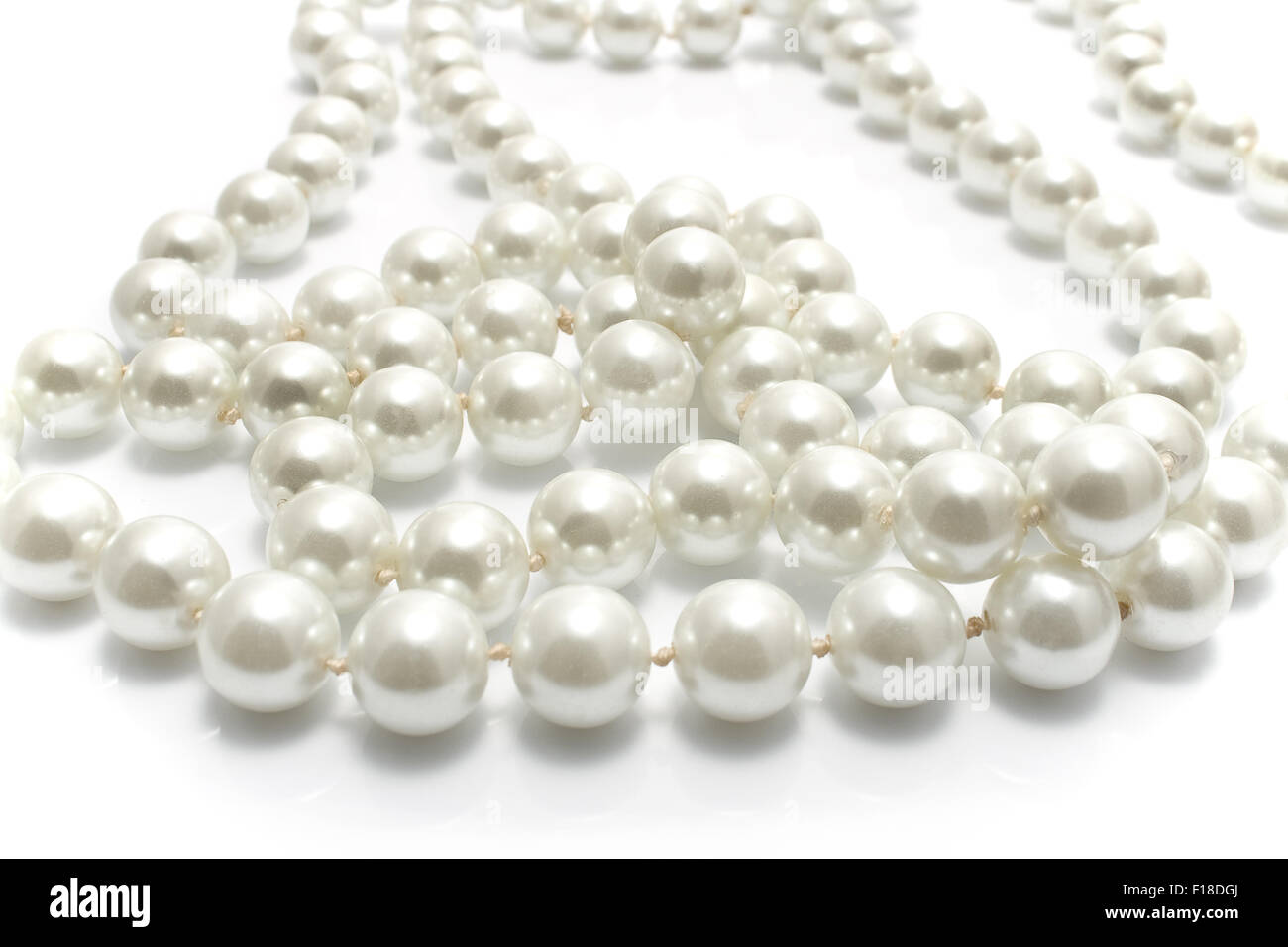 Nahaufnahme der Perlenkette auf weiß Stockfoto