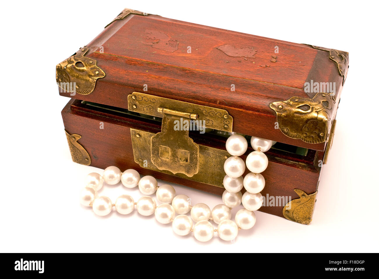 Holzkiste mit Perlen isoliert auf weiss Stockfoto