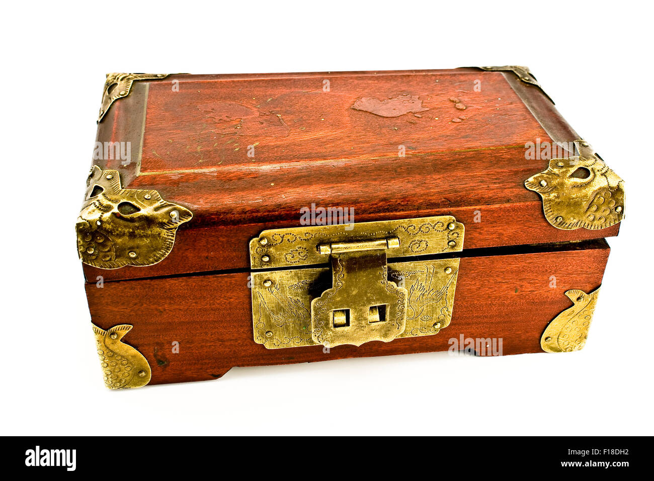 Antike Holzkiste isoliert auf weiss Stockfoto