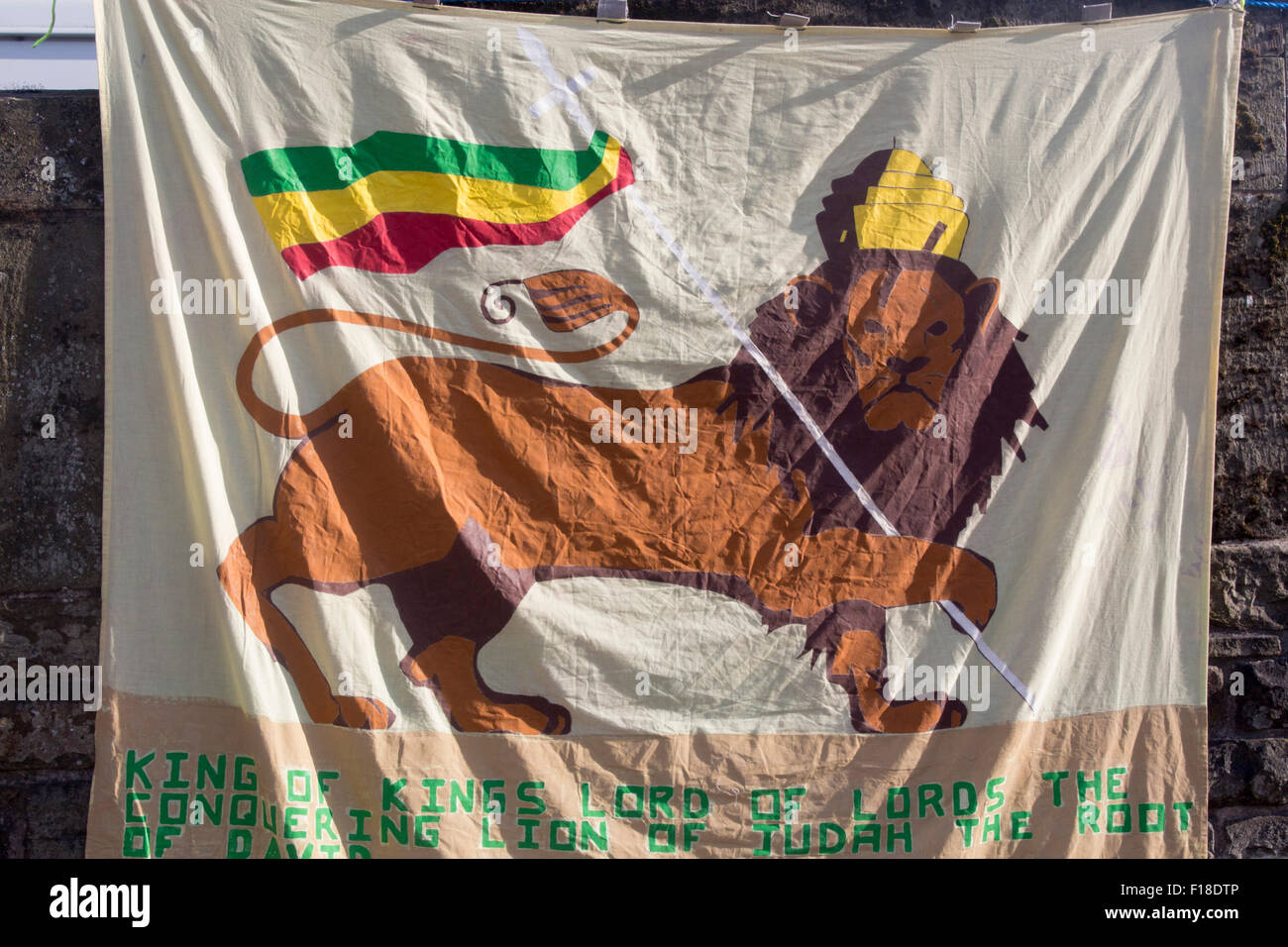Löwe von Juda mit rot gelb und grün äthiopischen Flagge auf Banner oder Wandteppich Inschrift unter Wales UK Stockfoto