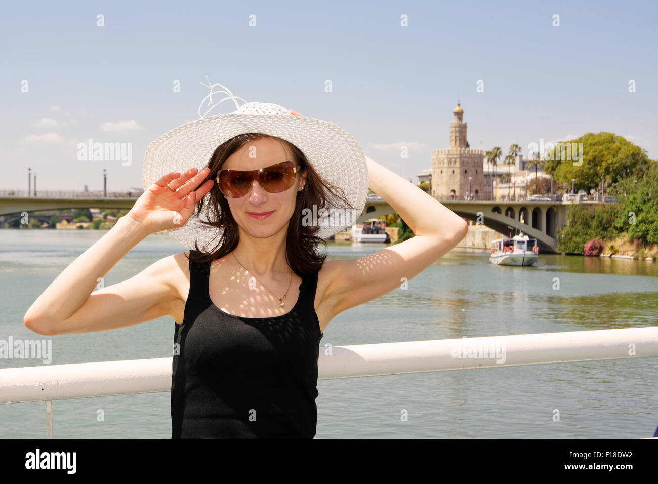 Mädchen mit Sonnenhut und Sonnenbrille, Tourist in Sevilla Stockfoto