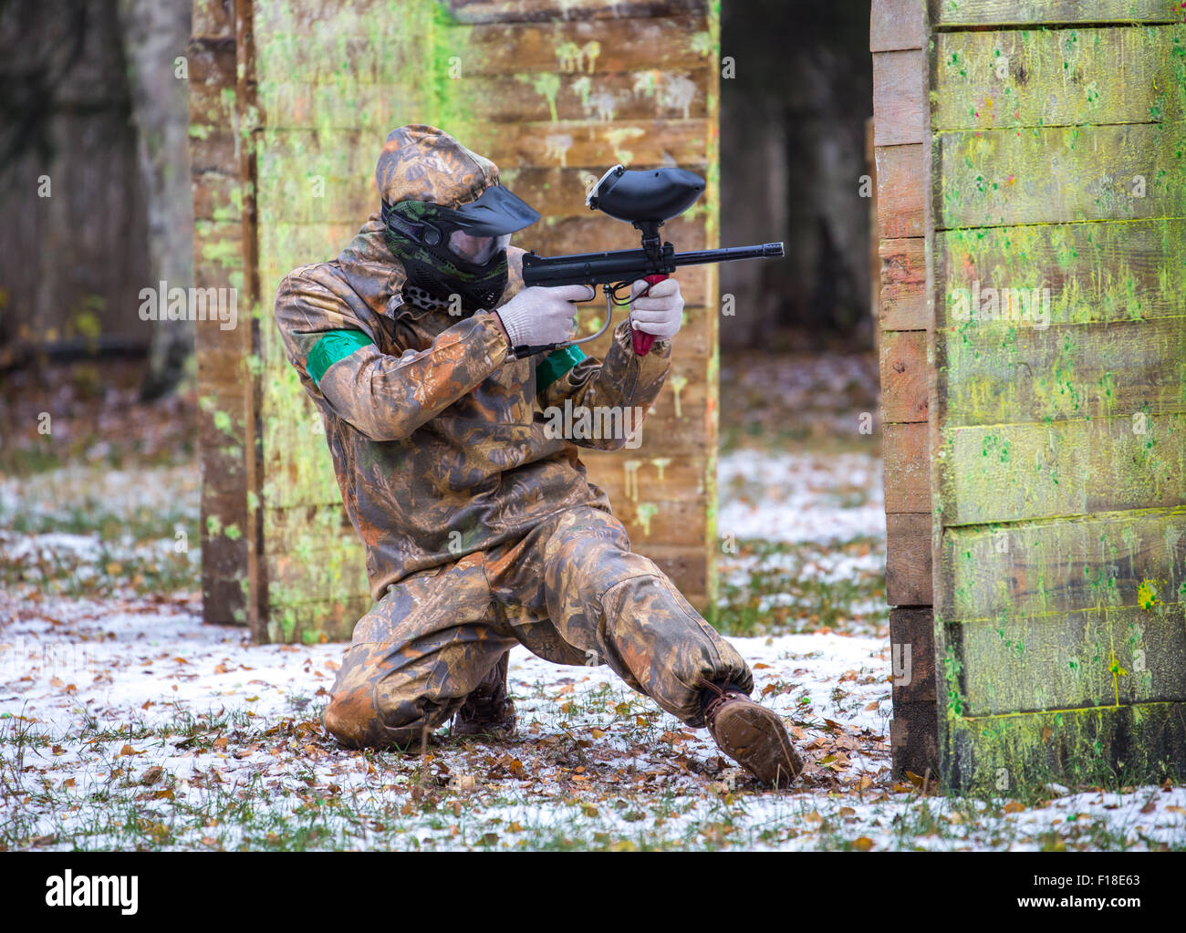 Extreme Paintball-Spiel auf dem ersten Schnee Stockfoto