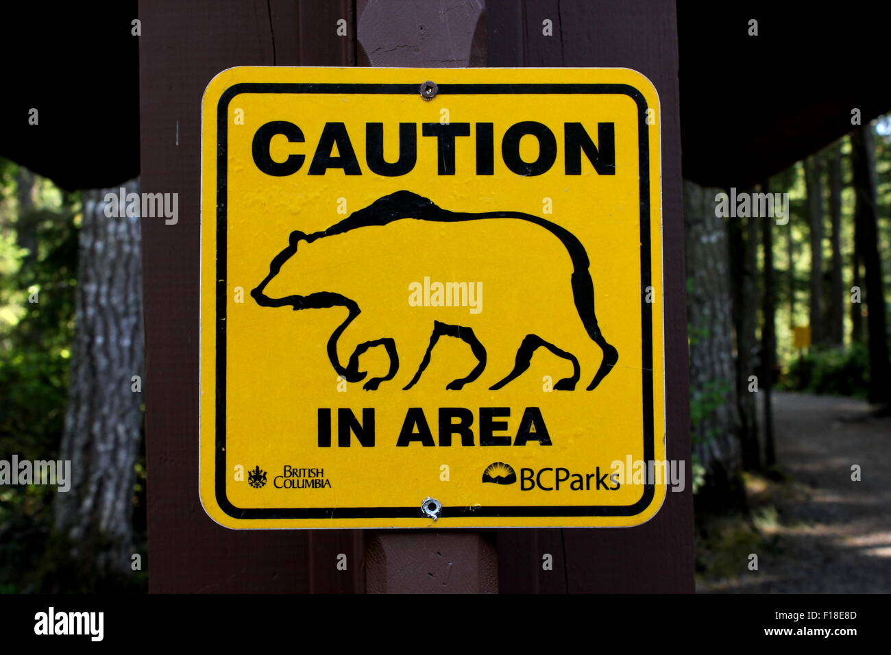 Tragen Sie Warnzeichen in einem Park in British Columbia, Kanada. Stockfoto