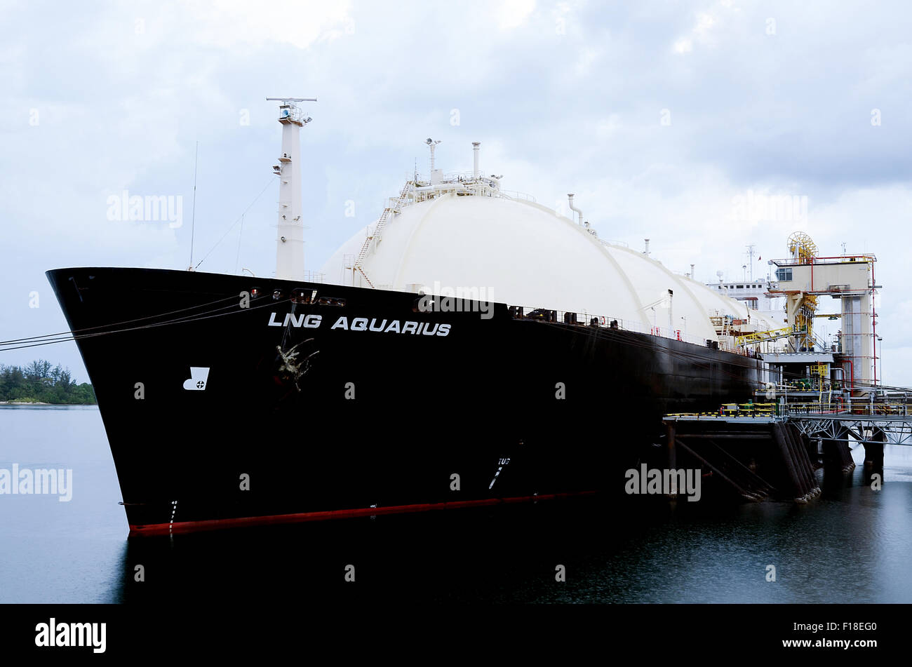 Tanker LNG Gas vom Terminal in der Hafenstadt an LNG Talstation laden Stockfoto