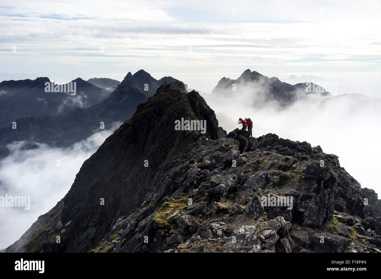 Bergsteiger auf dem Gipfel der Sgurr ein ' Ghreadaidh, Cuillin, Isle Of Skye, Schottland Stockfoto