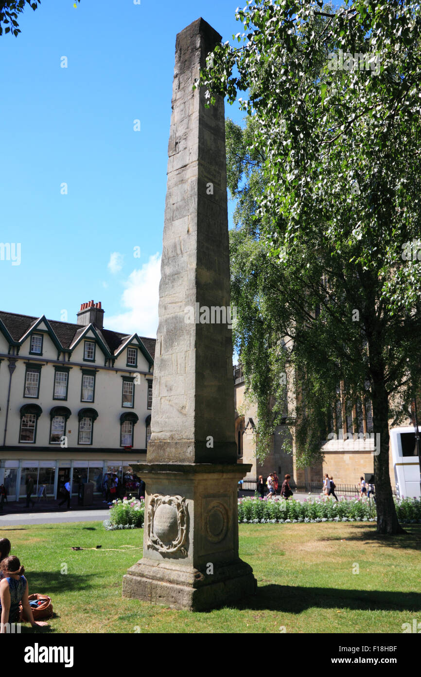 Ein Obelisk von Beau Nash in einer Grünfläche der Stadt entworfen. Stockfoto