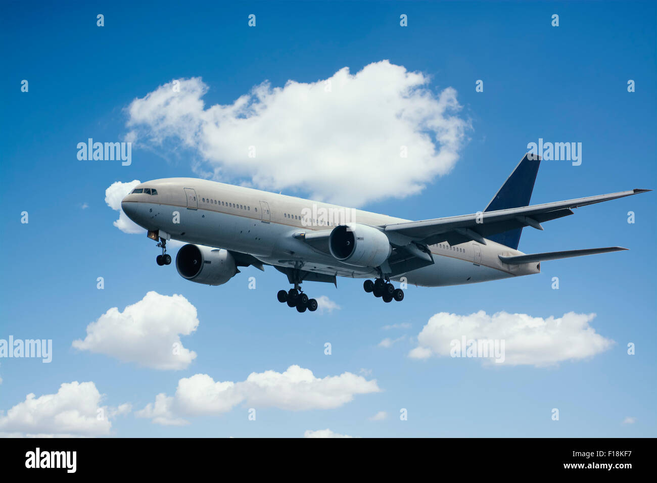 Flugzeug am Himmel. Stockfoto