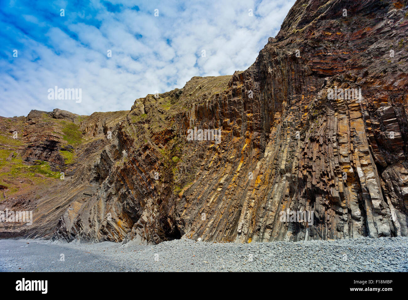 Die dramatische gefaltet und gekippt Gesteinsschichten bei Hartland Quay, North Devon, England, UK Stockfoto