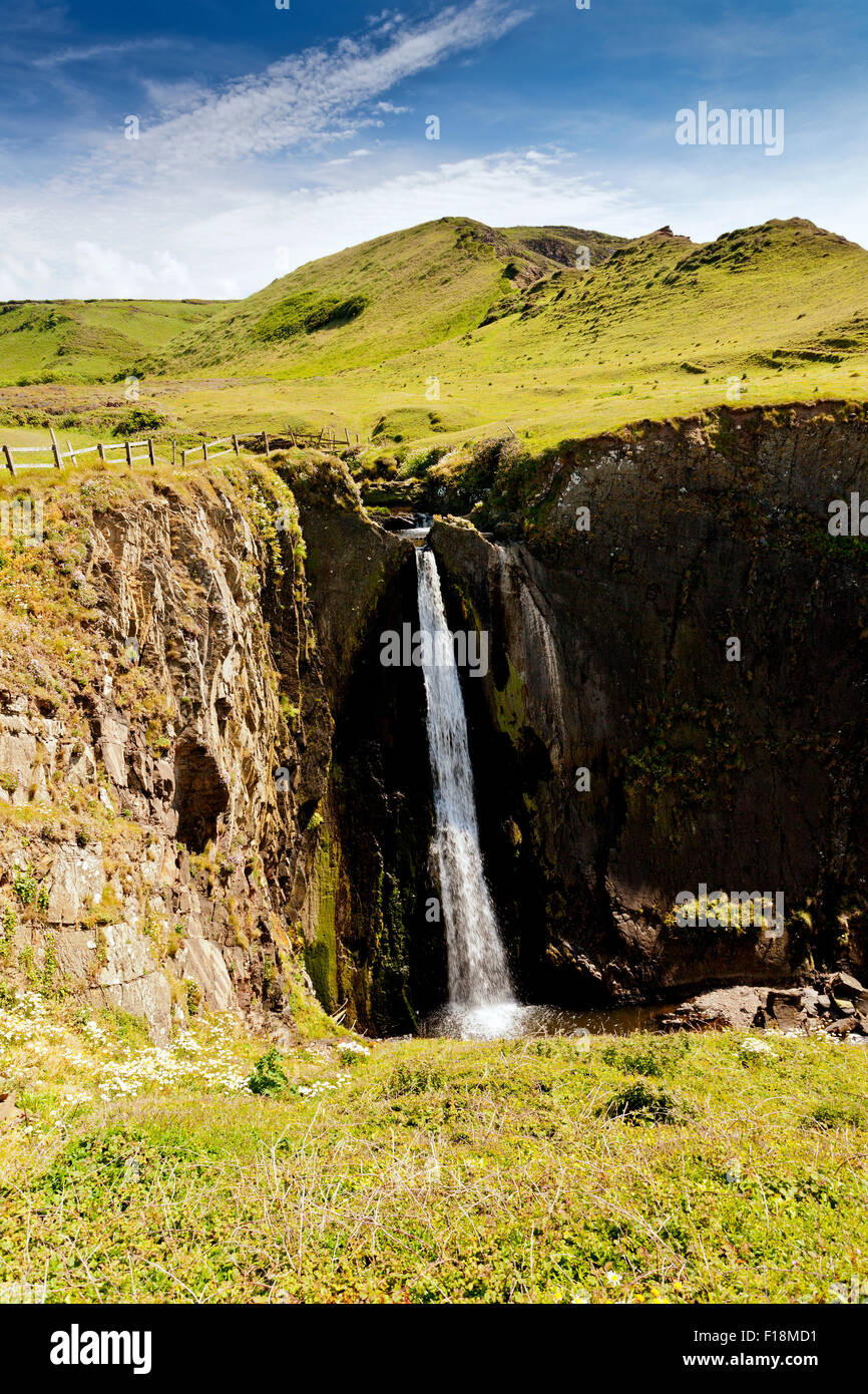 Der South West Coast Path verläuft die dramatische Spekes Mühle Mund Wasserfall, North Devon, England, UK Stockfoto