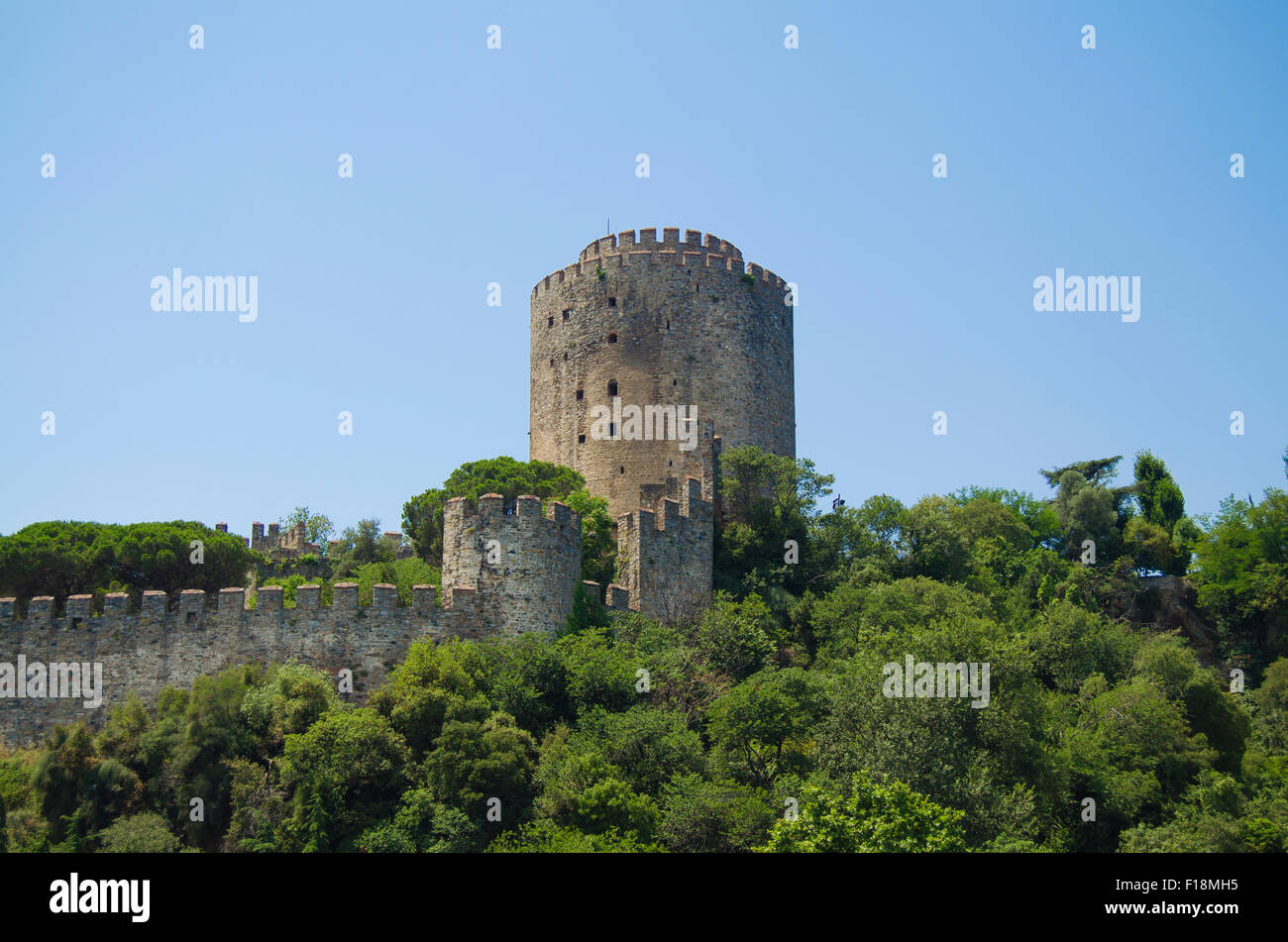 Rumeli Schloß und Bosporus-Brücke in Istanbul Stockfoto