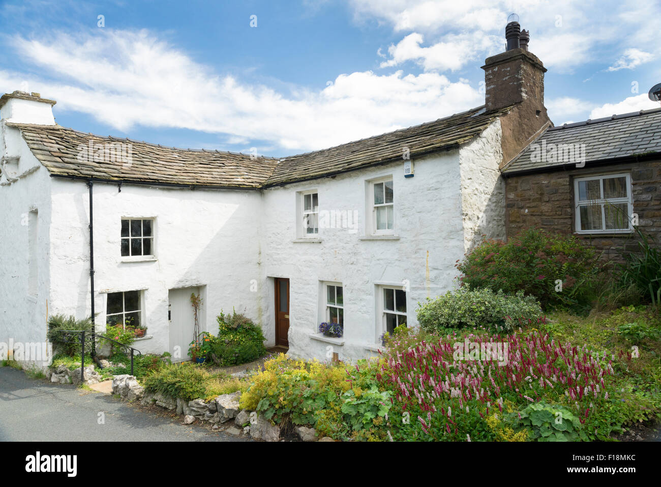 Traditionelle weiß lackiert Steinhaus im Dorf Dent, Cumbria, England, August 2015. Stockfoto