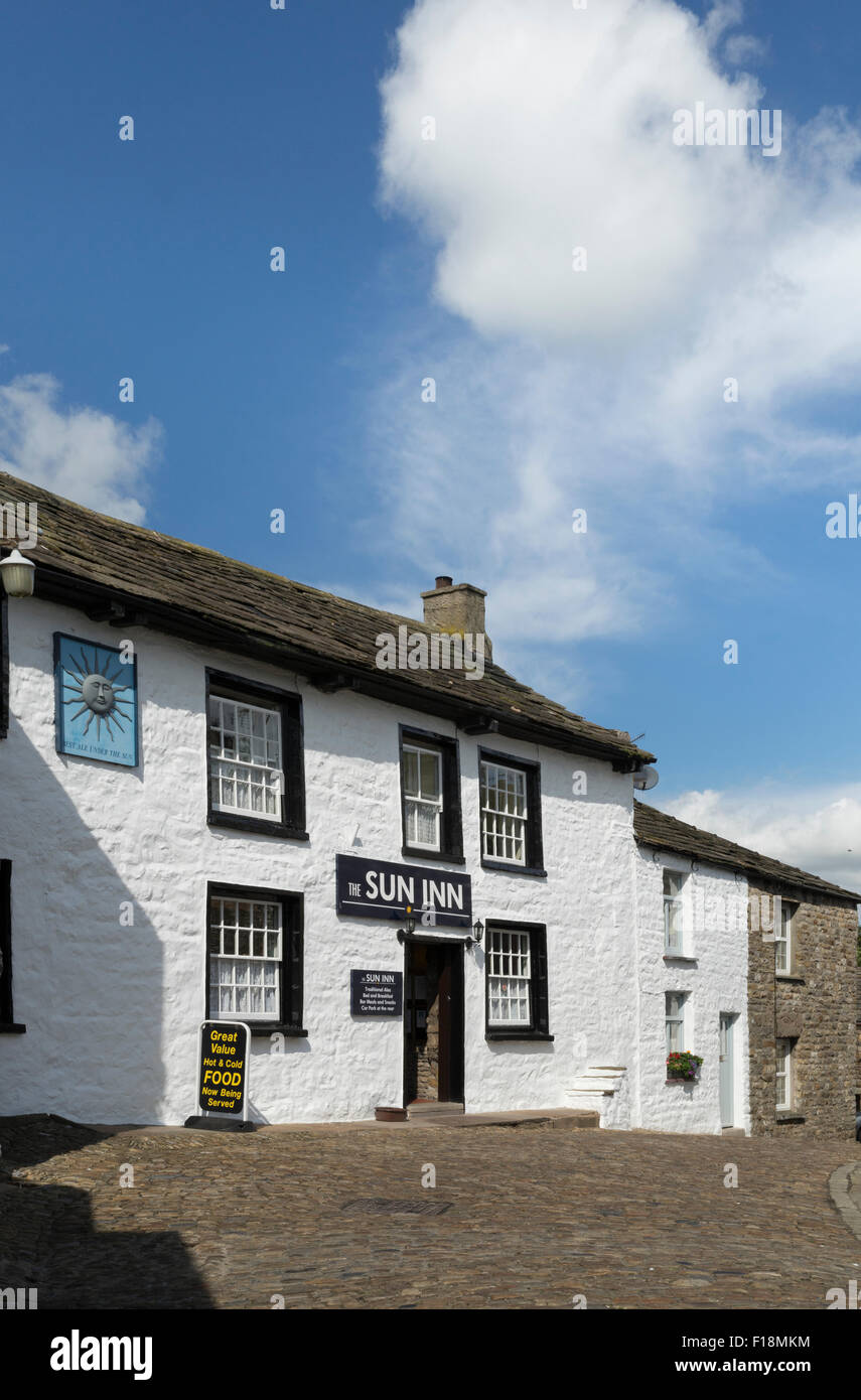 Die Sunn Inn und gepflasterten Straße in Dent Dorf Cumbria. Stockfoto
