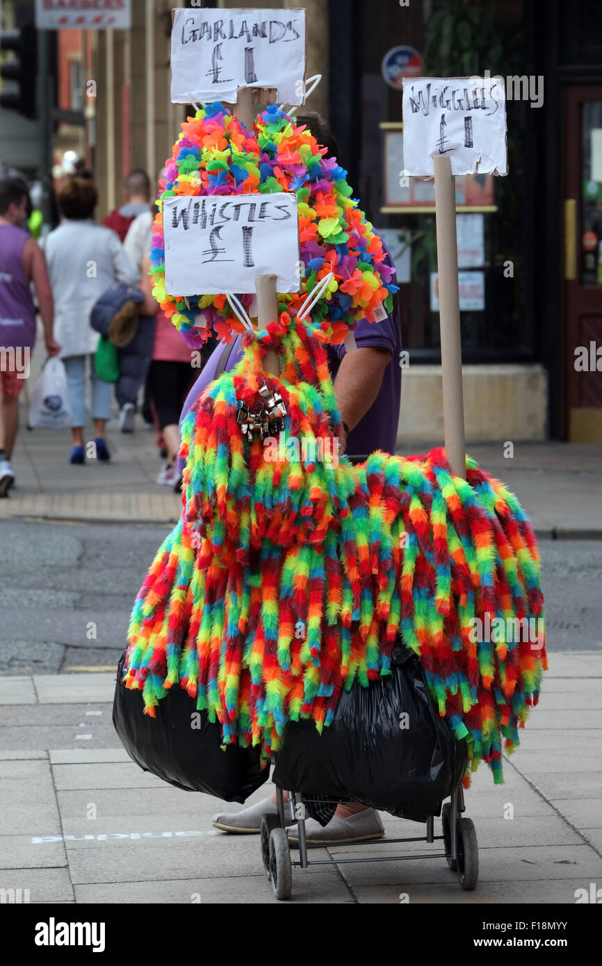 LGBT, Anbieter verkaufen Whistles & Girlanden etc. zu Menschen bereiten sich auf den Manchester Pride 2015 grosse Parade durch die Innenstadt. Stockfoto