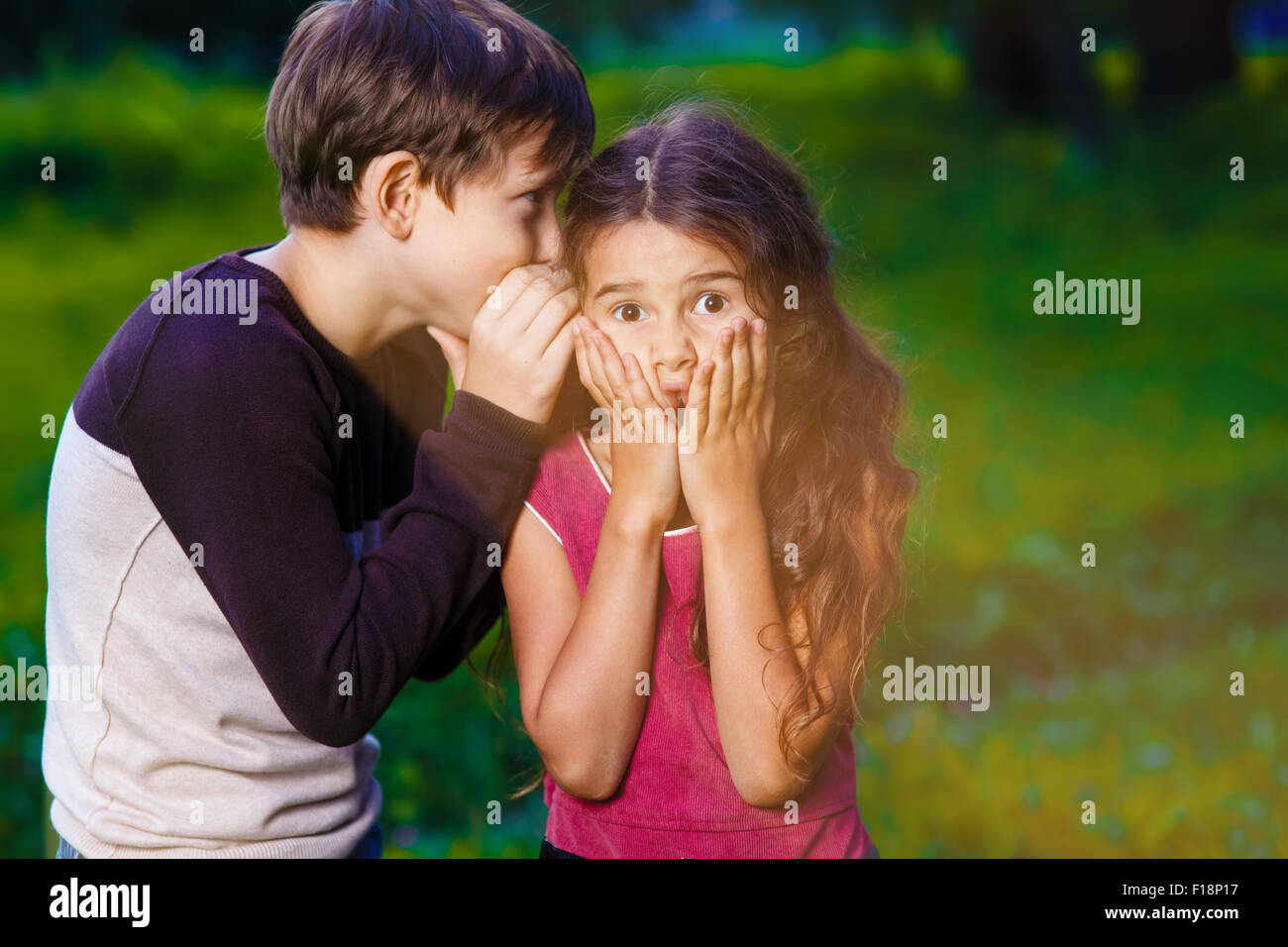 Flüstern im Ohr des jungen Mädchen erzählt die geheimen Anhörungen Stockfoto