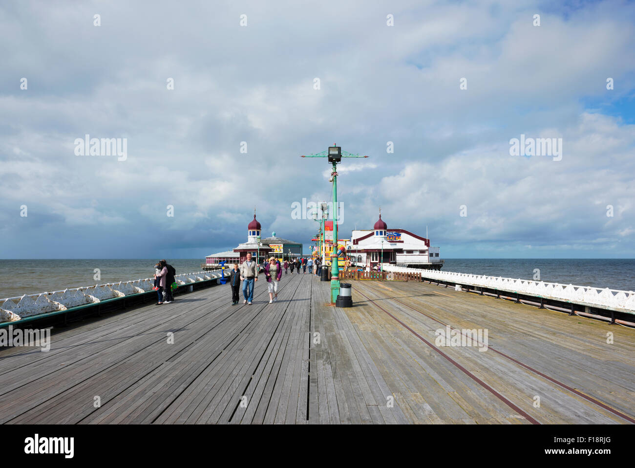 Touristen entlang dem North Pier in Blackpool, Lancashire bummeln Stockfoto