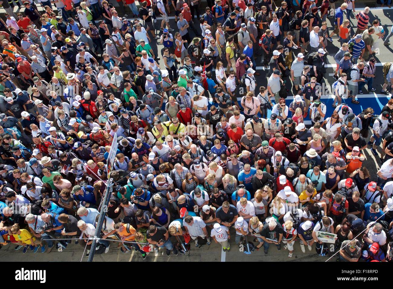 Nürburgring, Deutschland. 30. August 2015. Vierte Runde der World Endurance Championship. Große Zuschauer Andrang bei der Autogrammstunde. Bildnachweis: Aktion Plus Sport/Alamy Live-Nachrichten Stockfoto