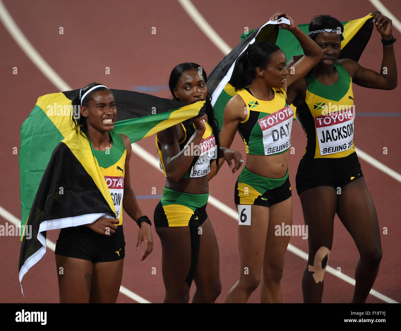 Peking, China. 30. August 2015. (Von L bis R) Jamaikas Stephenie Ann McPherson, Novlene Williams-Mills, Christine Day und Shericka Jackson feiern die Frauen 4x400m Finale bei den 2015 IAAF World Champships in das "Vogelnest" Nationalstadion in Peking, Hauptstadt von China, 30. August 2015. © Wang Haofei/Xinhua/Alamy Live-Nachrichten Stockfoto