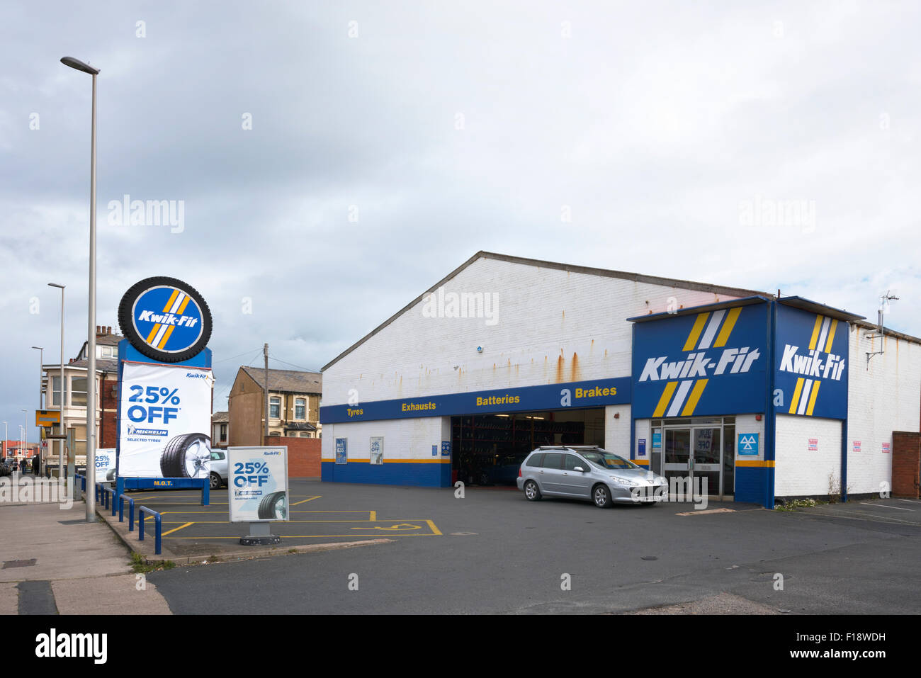 Niederlassung von Kwik Fit in Blackpool, Lancashire Stockfoto