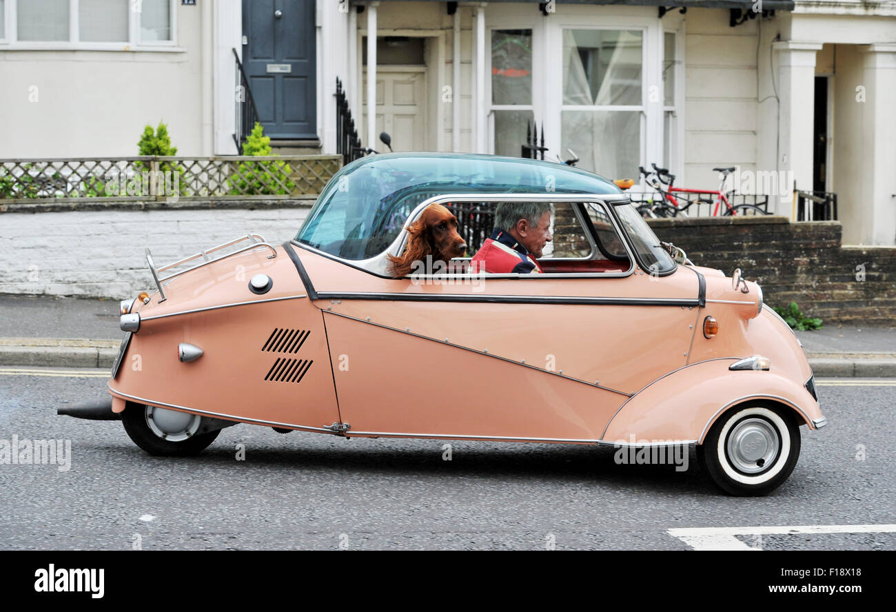 Brighton, UK. 30. August 2015. Dieser Mod tauscht seinen Roller für einen alten drei Messerschmitt Auto Rädern und gibt seinem Hund einen Aufzug während der jährlichen Mod Weekender-Veranstaltung in Brighton ist eine Feier ihrer Fahrzeuge, Mode und den 1960er Jahren hielt über 3 Tage an diesem Wochenende Credit: Simon Dack/Alamy Live News Stockfoto