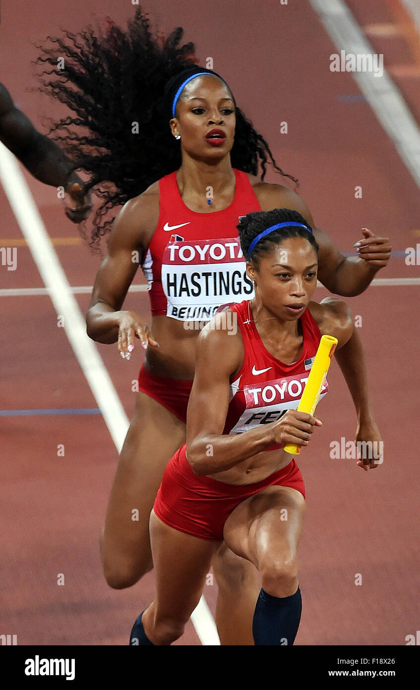 (150830)--Peking, 30. August 2015 (Xinhua)--Allyson Felix (unten) der Vereinigten Staaten Rennen nach Erhalt den Staffelstab von Natasha Hastings, während die Frauen 4x400m Finale bei den 2015 IAAF World Champships in das "Vogelnest" Nationalstadion in Peking, Hauptstadt von China, 30. August 2015. (Xinhua/Wang Haofei) Stockfoto