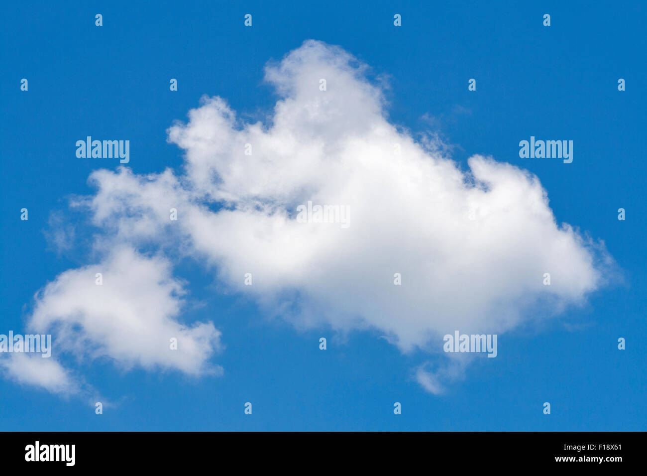 White Cloud gegen klar und Blau Himmel Stockfoto