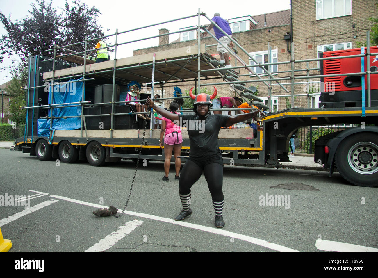 Notting Hill, London, UK. 30. August 2015. Der Notting Hill Carnival, Europas größte Straßenfest startet anlässlich der offizielle Startschuss für die zweitägige Karneval in Credit: Amer Ghazzal/Alamy Live-Nachrichten Stockfoto