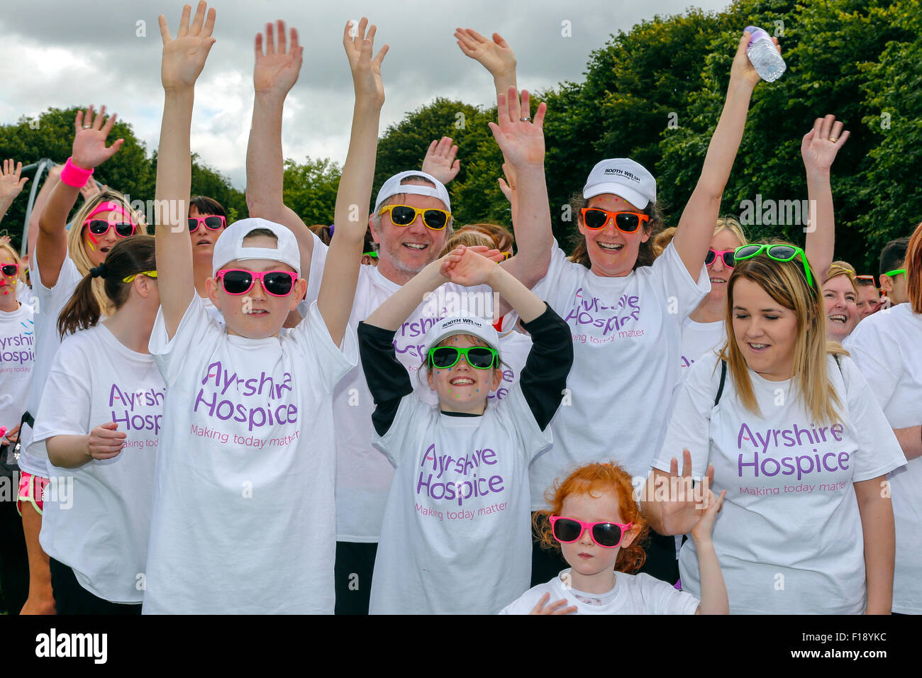 KILWINNING, Ayrshire, Schottland, Großbritannien. 30. August 2015. Mehr als 1200 Läufer nahmen an der Nächstenliebe 5 Kilometer "Farbe Dash" über das Gelände der Eglinton Park in der Nähe von Kilwinning, Ayrshire, Schottland, um Spenden für das Hospiz der Ayrshire in Ayr. Die Nächstenliebe für 500 Teilnehmer gehofft hatten und waren begeistert, dass so viele Menschen entpuppen sich unterstützen und sammeln Geld für das Hospiz. Bildnachweis: Findlay/Alamy Live-Nachrichten Stockfoto