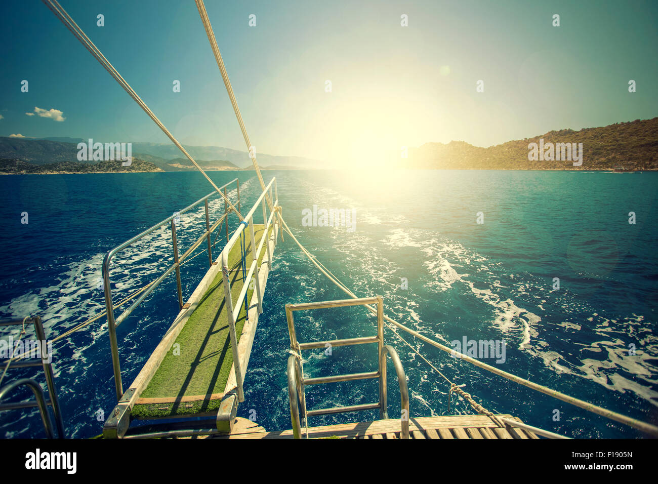 Blick auf die Küste von Rückseite Yacht, Türkei. Schuss mit einer selektiven Fokus zu verwischen. Instagram straffende Wirkung. Stockfoto