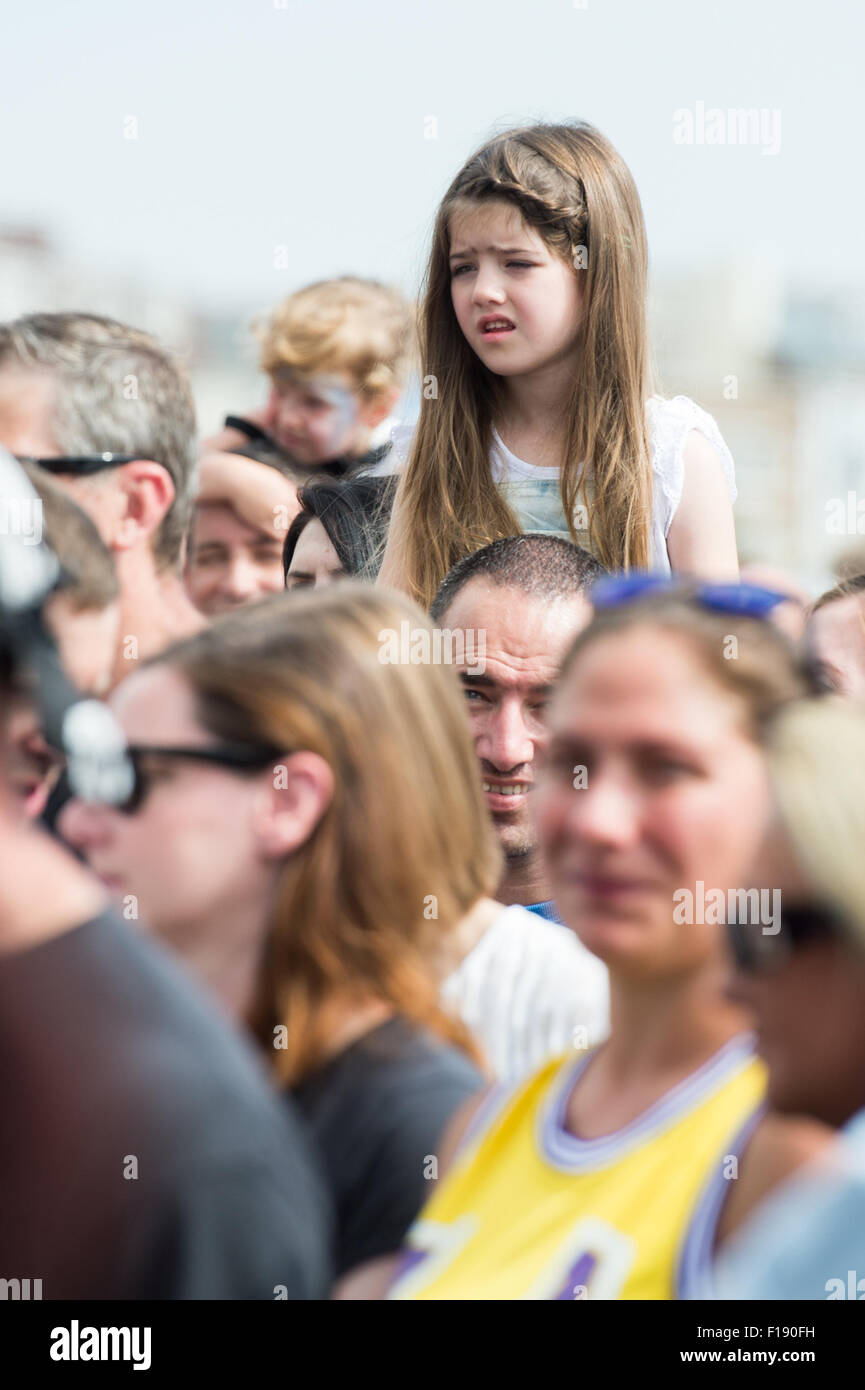 Portsmouth, UK. 29. August 2015. Siegreiche Festival - Samstag. Ein kleines Mädchen sitzt auf Schultern, Texas ihr Set auf der gemeinsamen Bühne spielen zu sehen. Stockfoto