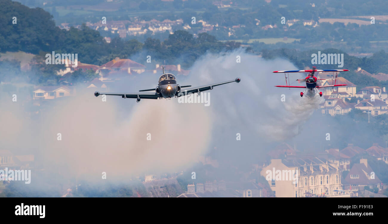 Strikemaster Flypast mit Rich Goodwins Pitts S2S Muscle Biplanepair, Stockfoto