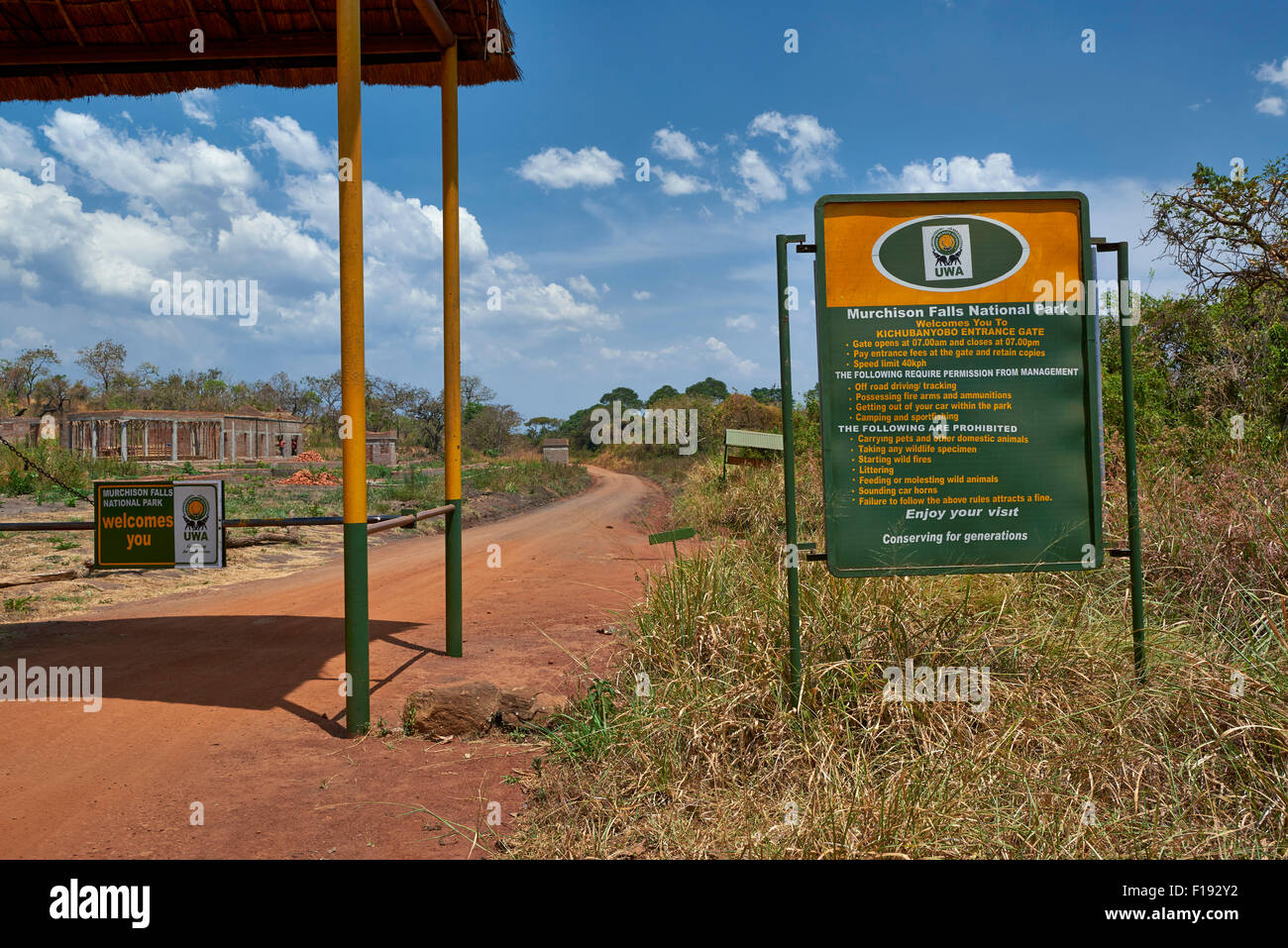 Schild am Tor zum Murchison Falls National Park, Uganda, Afrika Stockfoto