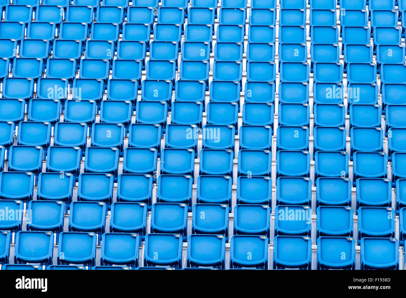 blaue Sitzreihen in einem Stadion Stockfoto