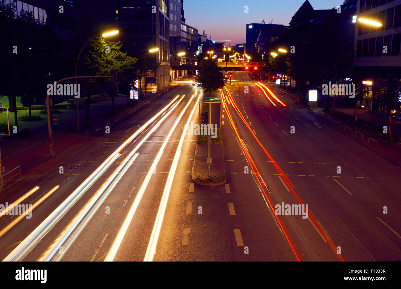 Auto Lichtspuren der Nachtszene, moderne Stadt Nacht Hintergrund Stockfoto
