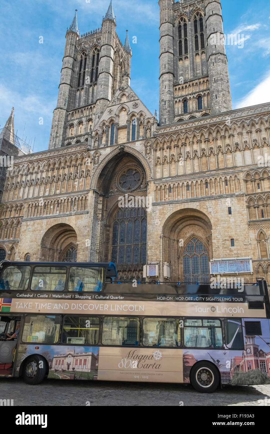 Kathedrale von Lincoln, mit 'Tour Lincoln' Sightseeing-Bus in den Vordergrund, Lincolnshire, UK Stockfoto