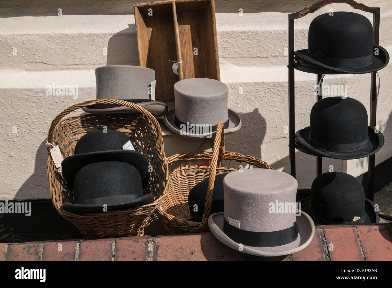 Sammlung von Filz Bowler und Hochzeit Hüte zum Verkauf an einen Antiquitäten-Shop. Stockfoto