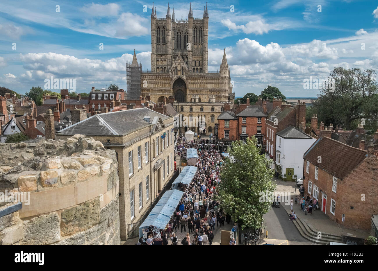 Historischen Lincoln Kathedrale und geschäftigen Marktplatz, Lincolnshire, England UK Stockfoto