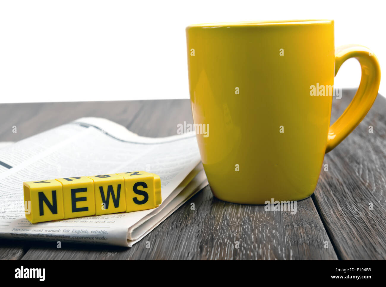 Zeitung und Kaffee Tasse auf Holztisch Stockfoto