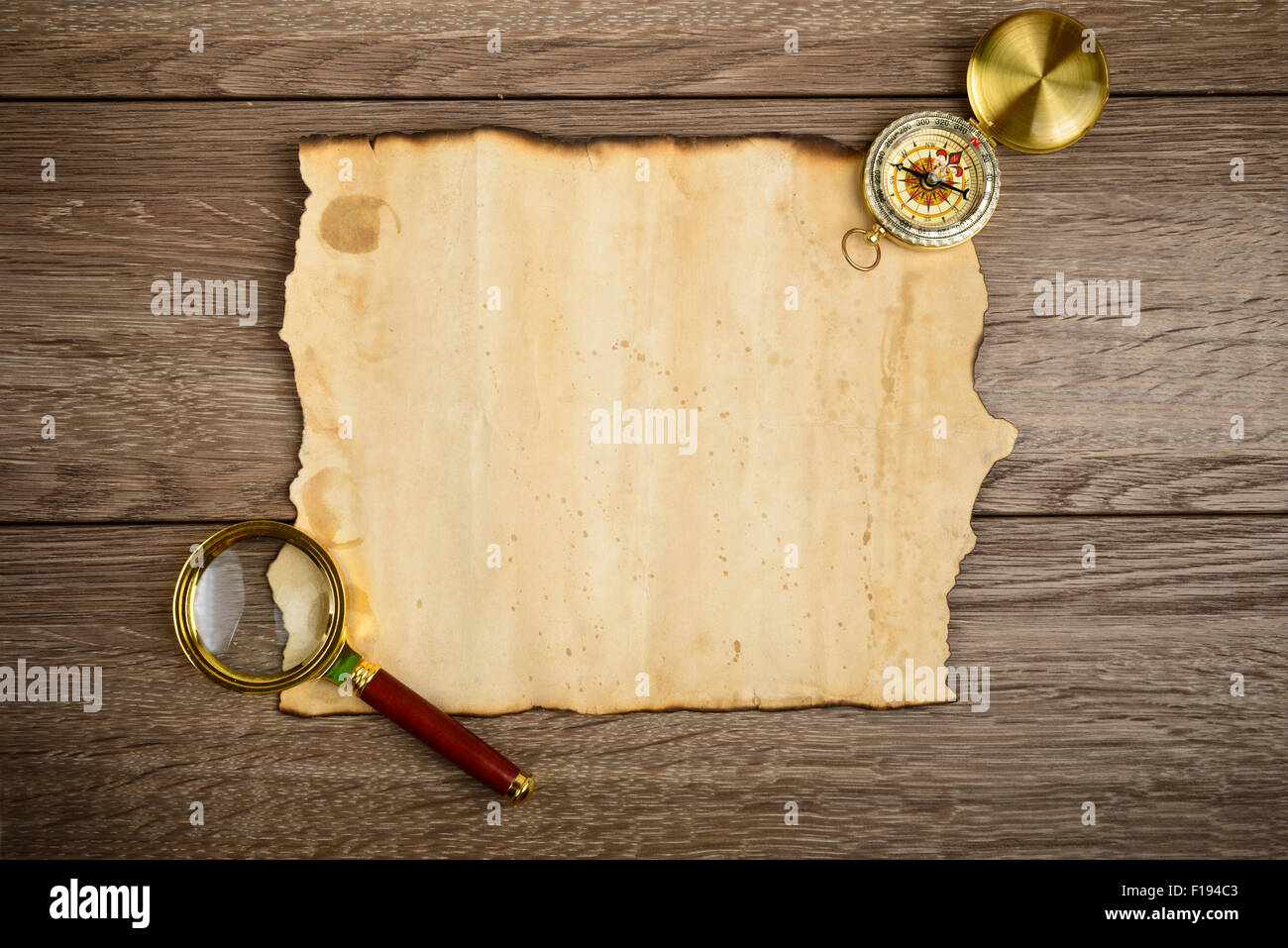 Bogen mit alten Grunge leeres Papier mit Kompass und Glas Stockfoto