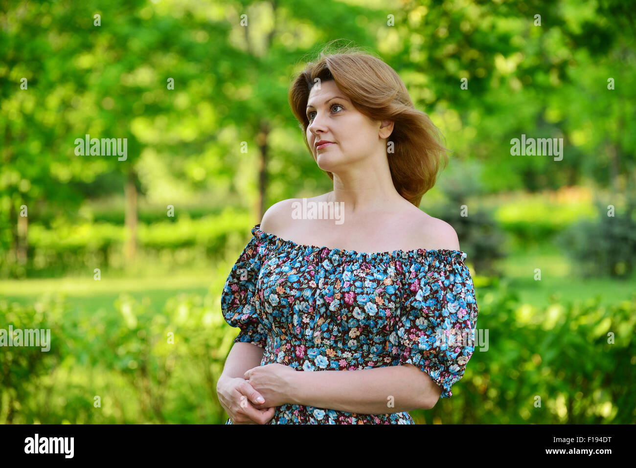 stilvolle Frau mittleren Alters in der Sommerpark Stockfoto