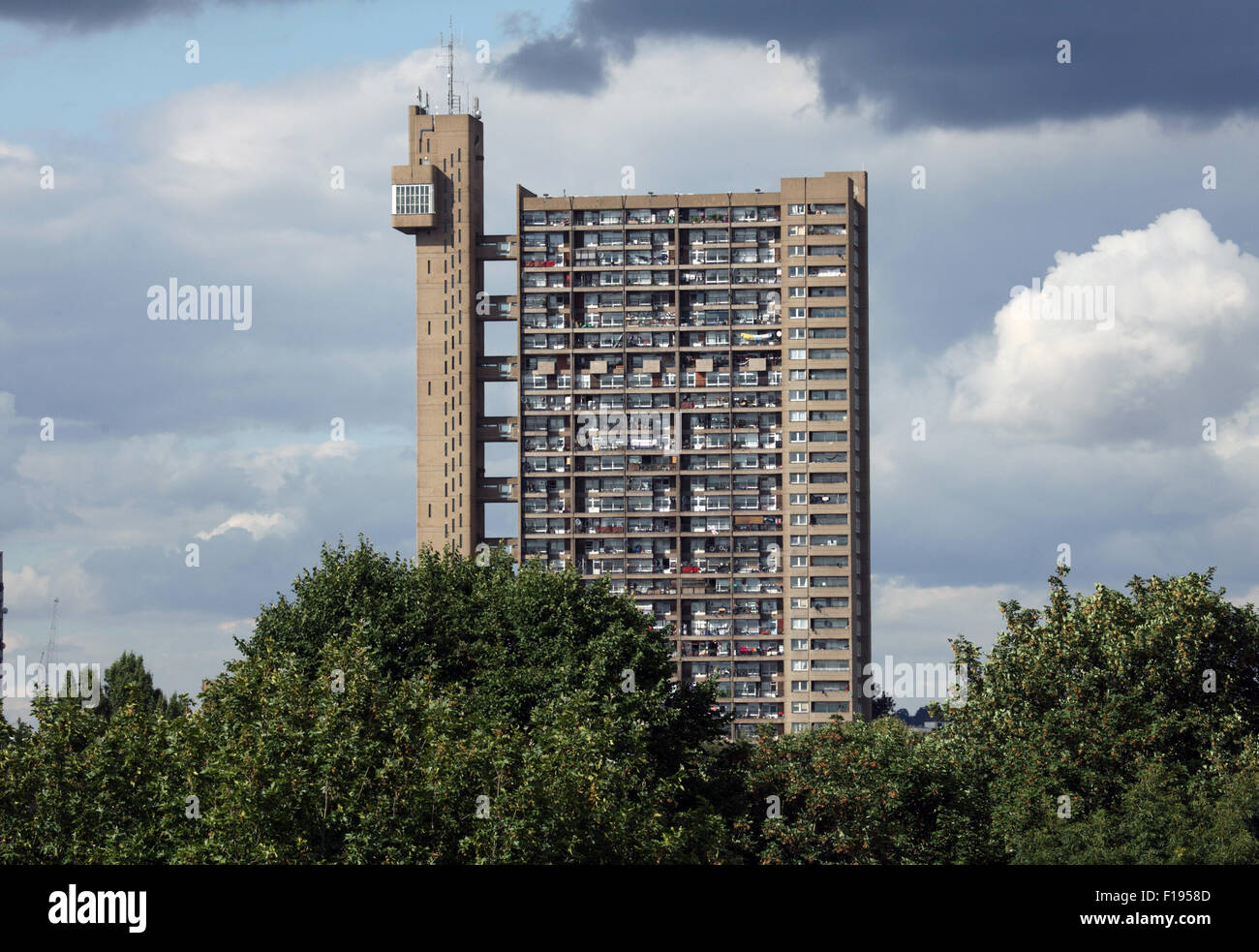 Trellick Tower, West-London, England. Brutalismus der 1960er Jahre Wohnblock vom Architekten Erno Goldfinger Stockfoto
